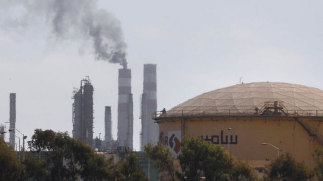 Polusi karbon menjulang ke udara dari kilang minyak di Mohammedia, dekat Casablanca, Maroko pada 22 Juni 2019 lalu.