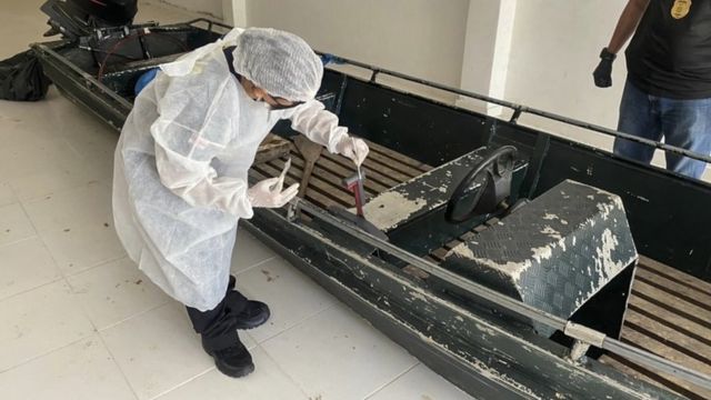 Peritos forenses examinaram um barco com vestígios de sangue no Vale do Javari em 9 de junho