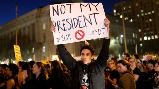 Des milliers de personnes ont manifesté dans plusieurs villes contre Donald Trump