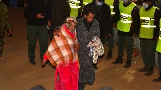 صورة لوالدي ريان وهما يغادران مكان الحادثة بعد أن نقلت سيارة الإسعاف جثة ابنهما