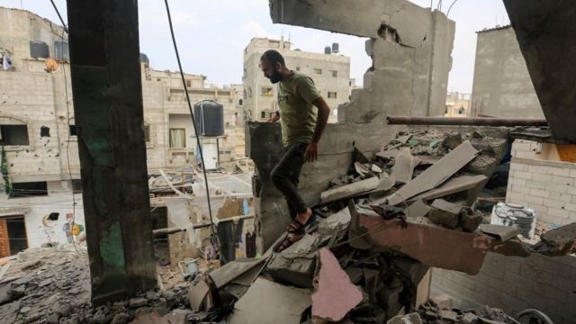 People search through buildings that were destroyed during Israeli air raids in the southern Gaza Strip on October 28, 2023 in Khan Younis, Gaza.