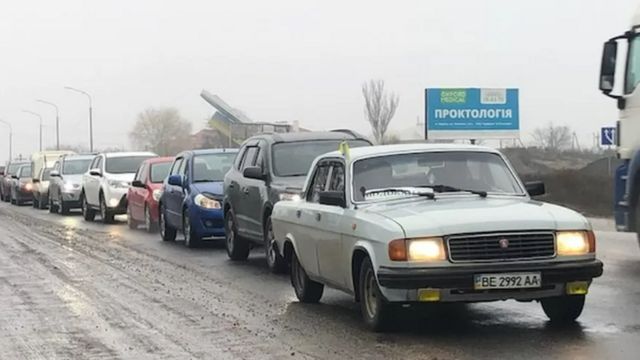 Hundreds leave Kherson by car to escape the constant Russian bombing