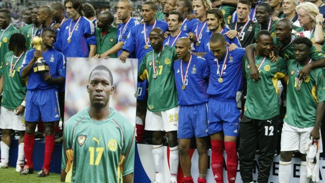 Los jugadores de Camerún y Francia se abrazan con una imagen de Marc Vivien Foe.