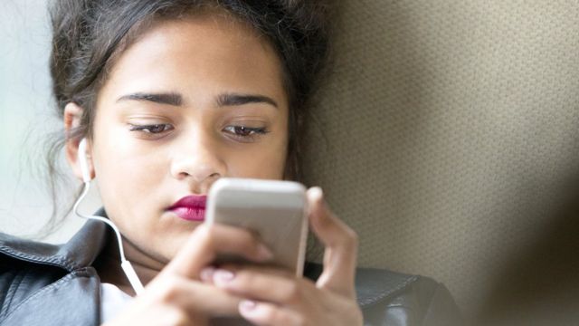 adolescente usando celular