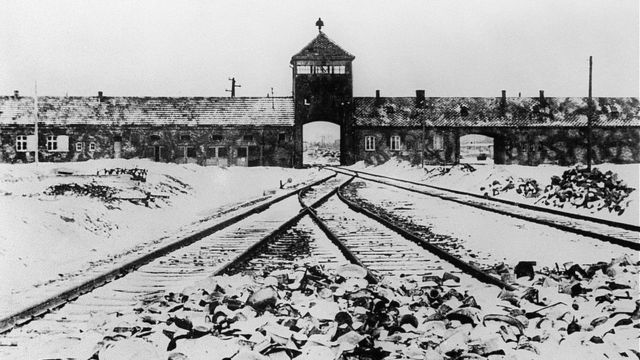 Foto tirada em janeiro de 1945 mostra o portão e as linhas de trem do campo de concentração de Auschwitz após sua libertação pelas tropas soviéticas