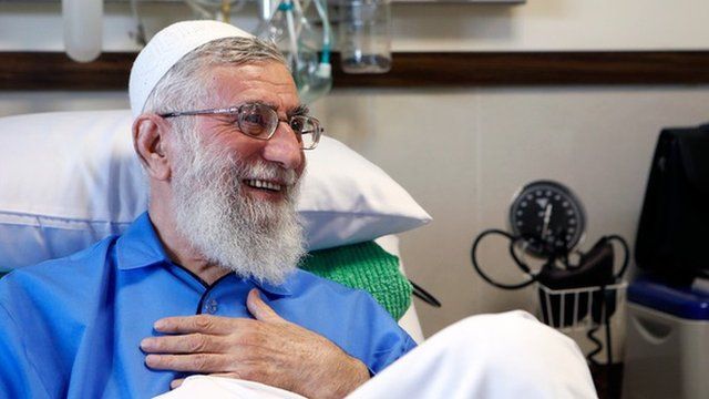 از معدود عکسهایی که شش سال پیش منتشر شد و آقای خامنهای را در بستر بیماری نشان میدهد