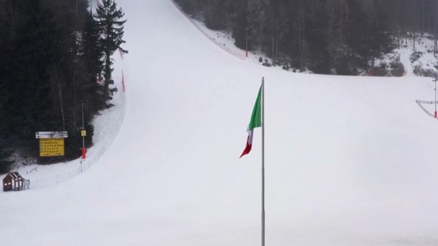 Пустая лыжная трасса на курорте Понте-ди-Леньо в Ломбардии