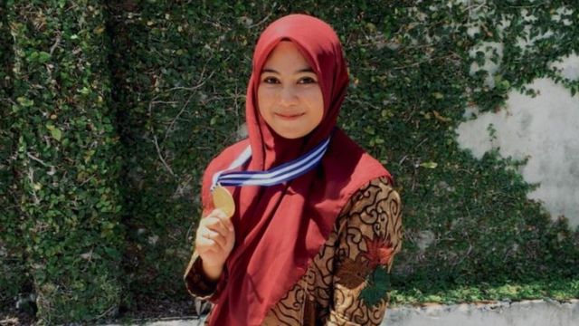 Nasyiratudina showing her gold medal in a singing competition