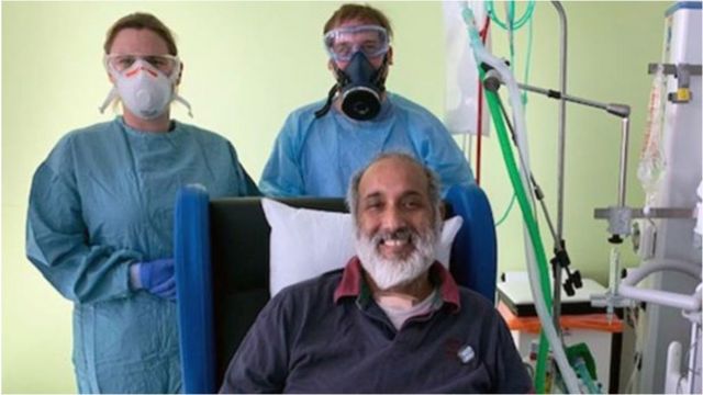 হাসপাতালে ডাক্তারদের সাথে মোহাম্মদ