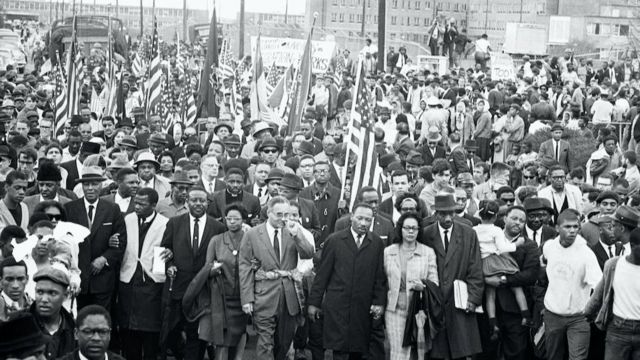 دکتر مارتین لوتر کینگ (در مرکز)، "راهپیمایی سلما تا مونتگُمری"، ۱۹۶۵