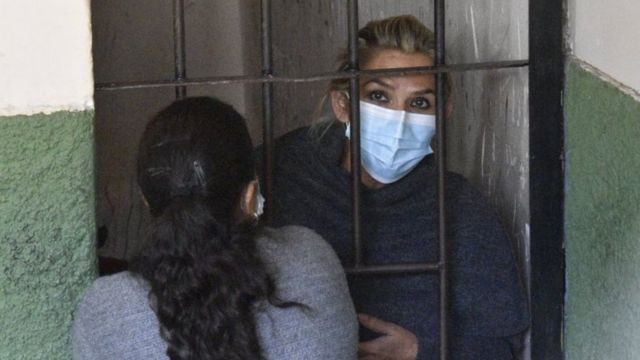 Prisión preventiva para Jeanine Áñez en Bolivia: qué es el caso "golpe de Estado" y por qué genera controversia en el país - BBC News Mundo