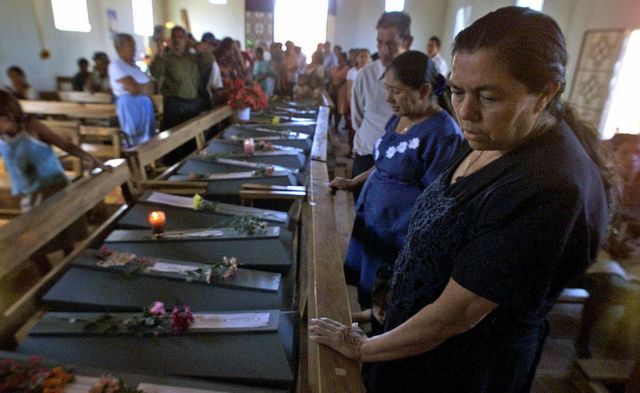 Rufina Amaya en 2001, durante un funeral de victimas de la masacre de El Mozote en el departamento de Morazan, El Salvador, unos 200 km al noreste de la capital.