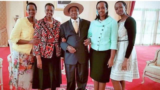 Bi Janet Museveni na Rais Museveni wakiwa na watoto wao watatu wa kike