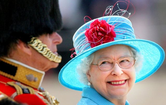 2009年的周年旌旗操演（Trooping the Colour；又译军旗敬礼分列式）阅兵式上，女王抬头看着菲利普亲王，笑不拢嘴。(photo:BBC)