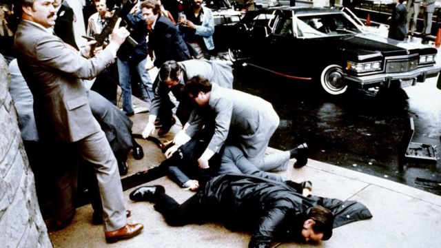 El intento de asesinato al expresidente Ronald Reagan ocurrió en 1981 en el centro de Washington.