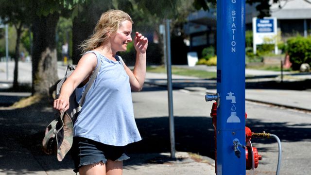 Una mujer se refresca en Vancouver.