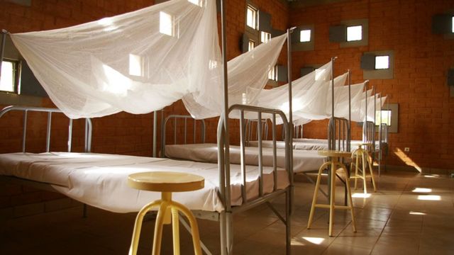 L'utilisation caractéristique de la lumière par Kéré est également évidente dans la conception d'installations de soins de santé, comme le centre de santé et de bien-être Opera Village au Burkina Faso, qui est toujours en construction, selon le site web de l'architecte.