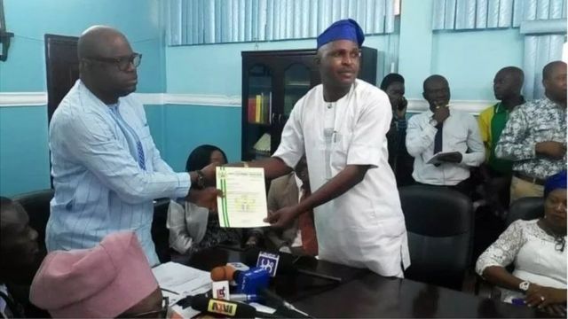 Bello Abass n gba iwe ẹri lọwọ Kọmiṣọna fun ijọba ibilẹ ati oye jijẹ nipinlẹ Ọyọ, Bimbọ Kọlade