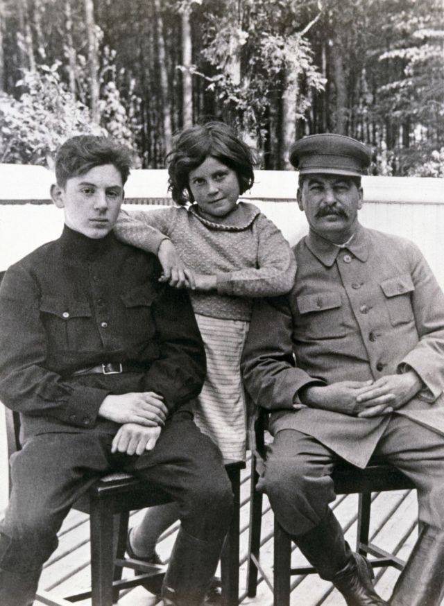 Stalin junto a su hijo, Vasily, y su hija, Svetlana, en una foto de 1935.