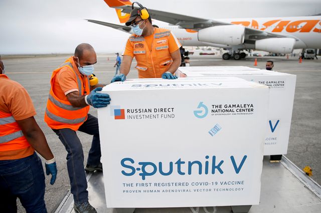 Cajas con vacunas Sputnik V arriban en mayo pasado al aeropuerto de Caracas