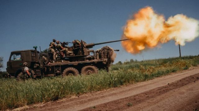 Українські військові з 60-го батальйону територіальної оборони стріляють ведуть вогонь по російських позиціях біля Бахмута