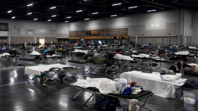 شخاص ينامون في مركز مبرد في مدينة بورتلاند بولاية أوريغون الأمريكية.
