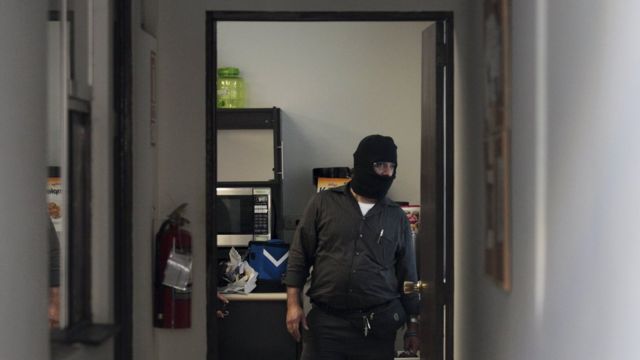 サンサルバドルのモサック・フォンセカ事務所を家宅捜索する捜査員(4月8日)