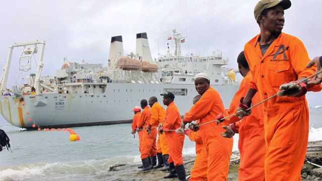 Colocando cables submarinos en África