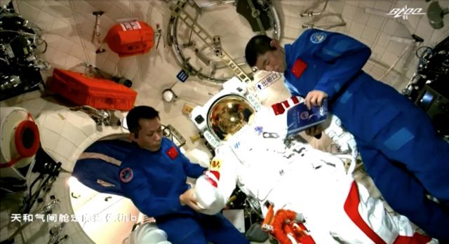 中国空间站：第一次入住“天宫”的宇航员发布Vlog，他们在干什么(photo:BBC)