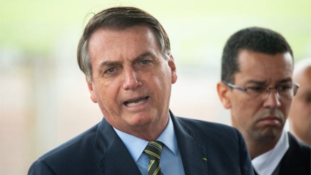 Jair Bolsonaro fala à imprensa