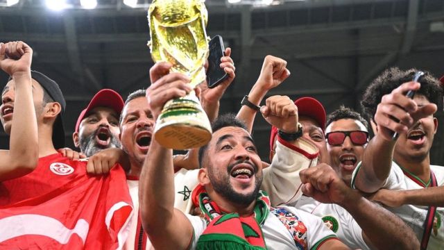 Aficionados marroquíes sostienen una réplica de la Copa del Mundo durante su histórica campaña en Qatar.