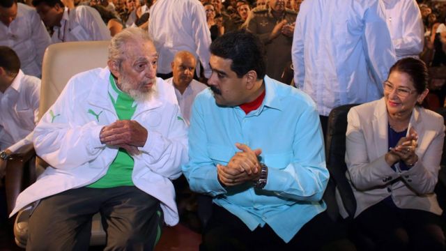 Fidel Castro sentado junto al presidente de Venezuela Nicolás Maduro