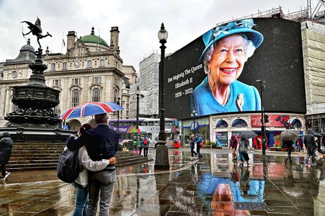 Paul Marriott, Kraliçe 2. Elizabeth'in ölümünden sonraki gün Londra'daki Piccadily Circus'taki atmosferi yağmur altında görüntüledi.