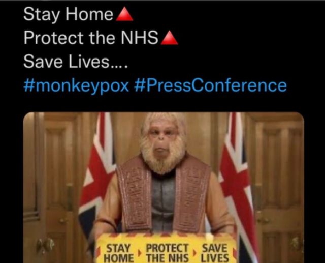 该推文上写着"待在家里，保护国民医疗保健计划NHS，拯救生命#monkeypox（猴痘）#PressConference（新闻发布会），并附有一只猴子站在政府发布会台上的照片。