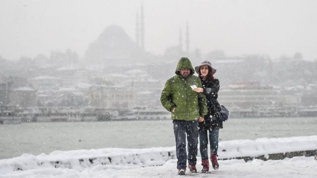 Karaköy ərazisində möhkəm qar yağmağa davam etsədə insanlar gəzməyə çıxırlar.