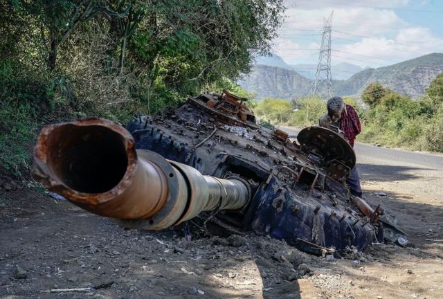 بقایای یک تانک در اتیوپی بعد از حمله‌ای که گزارش شد کار پهپادها بوده است