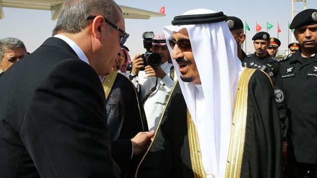 الملك سلمان مرحبا بأردوغان خلال زيارته إلى الرياض عام 2015