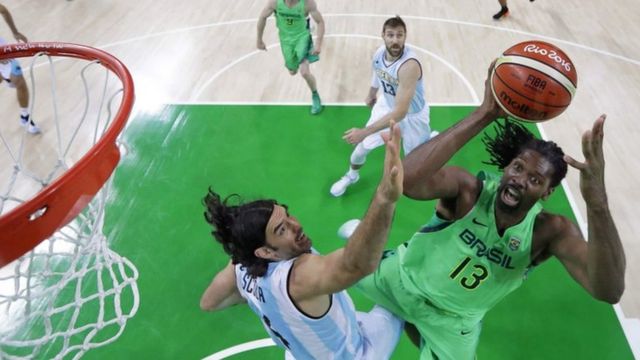 Jogo de basquete entre Brasil e Argentina na Olimpíada