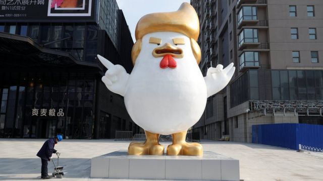 تمثال ديك يشبه ترامب أمام مركز تجاري في مدينة "تاي يوان" الصينية
