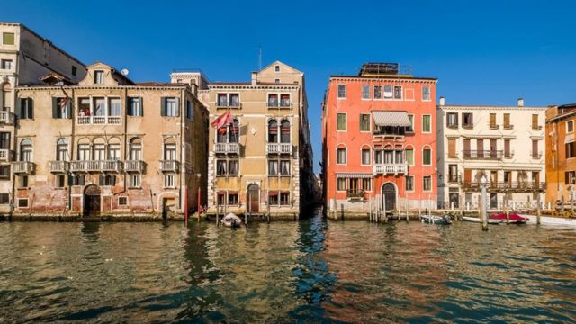 Không phải tất cả các thành phố nào đều có thể không có ô tô như Venice - nhưng các nhà quy hoạch ở các thành phố đó có thể đưa người đi bộ và đi xe đạp lên ưu tiên hàng đầu.