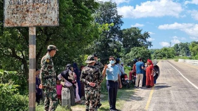 बाँके निकुञ्जका अधिकारीहरू स्थानीय बासिन्दालाई सचेत गराउँदै