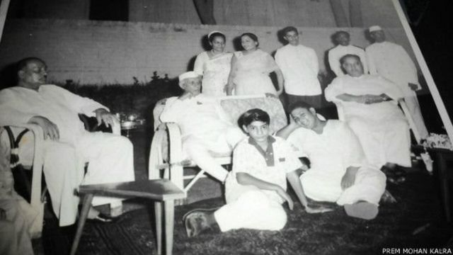 बाईं ओर बैठे हैं जोश मलीहाबादी, दाईं ओर किशनलाल कालरा, बीच में पंडित जवाहर लाल नेहरू. किशनलाल कालरा के बराबर नीचे बैठे हैं उनके बेटे प्रेम मोहन कालरा.