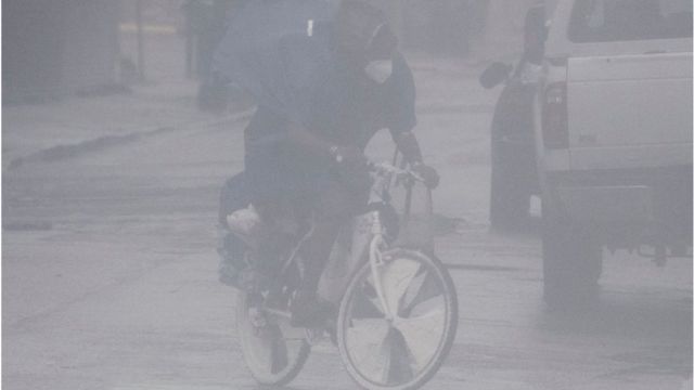 Un hombre en bicicleta en Nueva Orleans