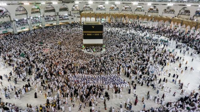 أشخاص يؤدون فريضة الحج في مكة