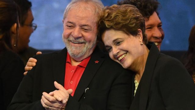 Lula da Silva y Dilma Rousseff abrazados.