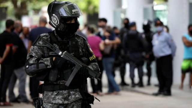 Policial faz patrulhamento em frente a hospital de Manaus