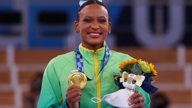 Rebeca posa com medalha de ouro em pdio