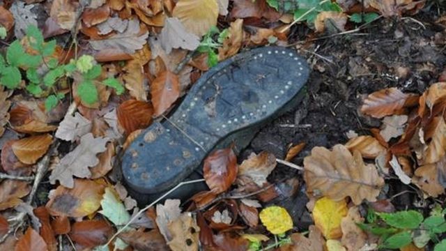 Antiga bota deixada para trás pelos moradores soviéticos de uma instalação nuclear do tempo da Guerra Fria na Polônia