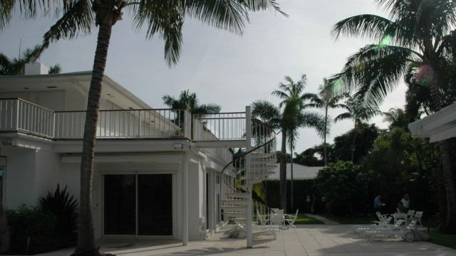 Casa de Jeffrey Epstein na Florida, uma grande mansão com palmeiras no pátio
