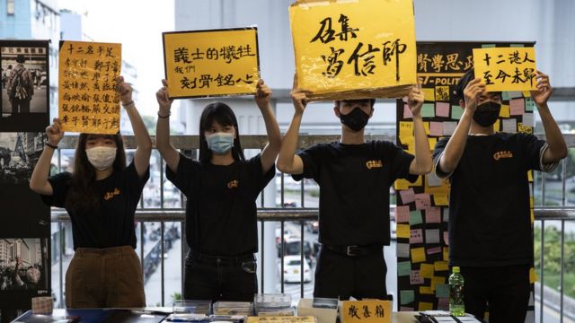 香港学生组织“贤学思政”成员在街头宣传政见（11/10/2020）